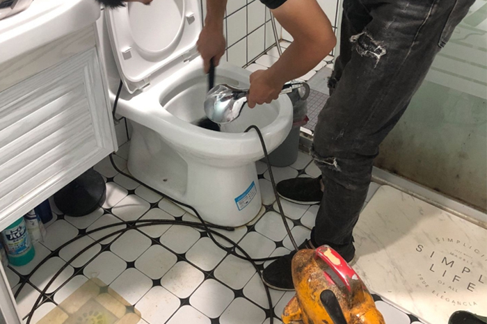 排湖风景区疏通下水道