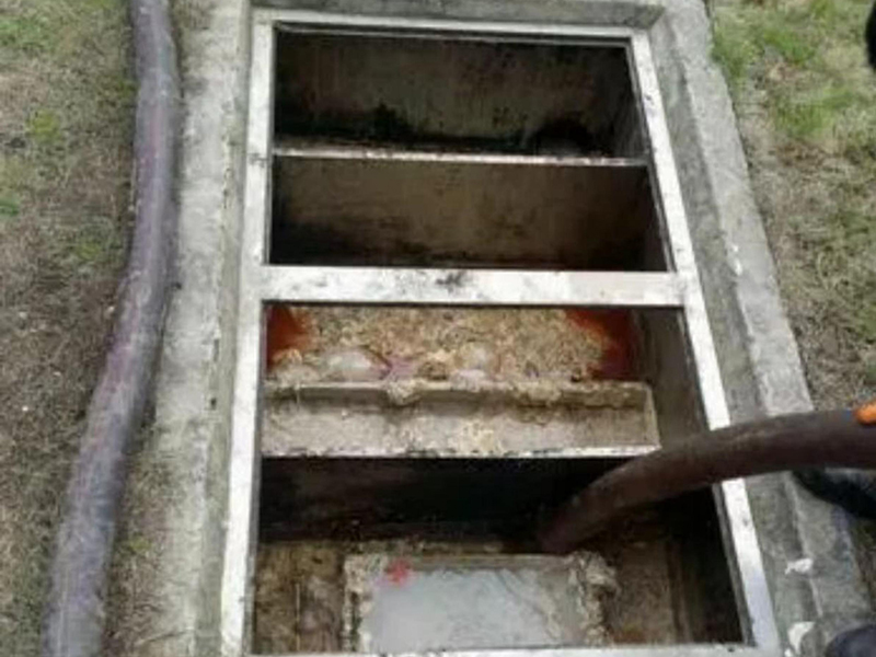 排湖风景区隔油池清理