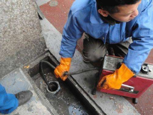 排湖风景区疏通下水道