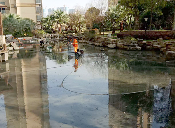 排湖风景区景观池淤泥清理