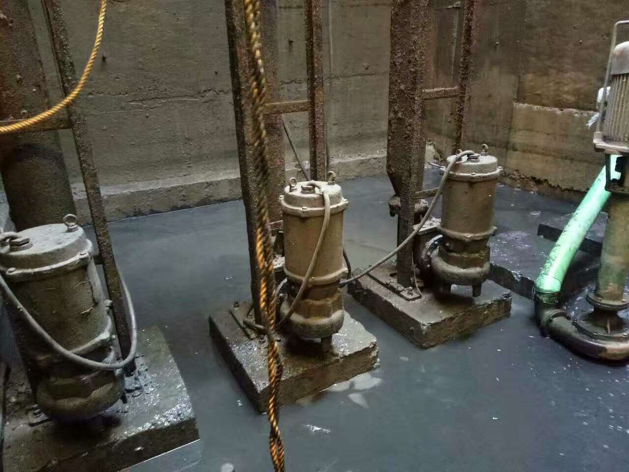 排湖风景区污水池清理