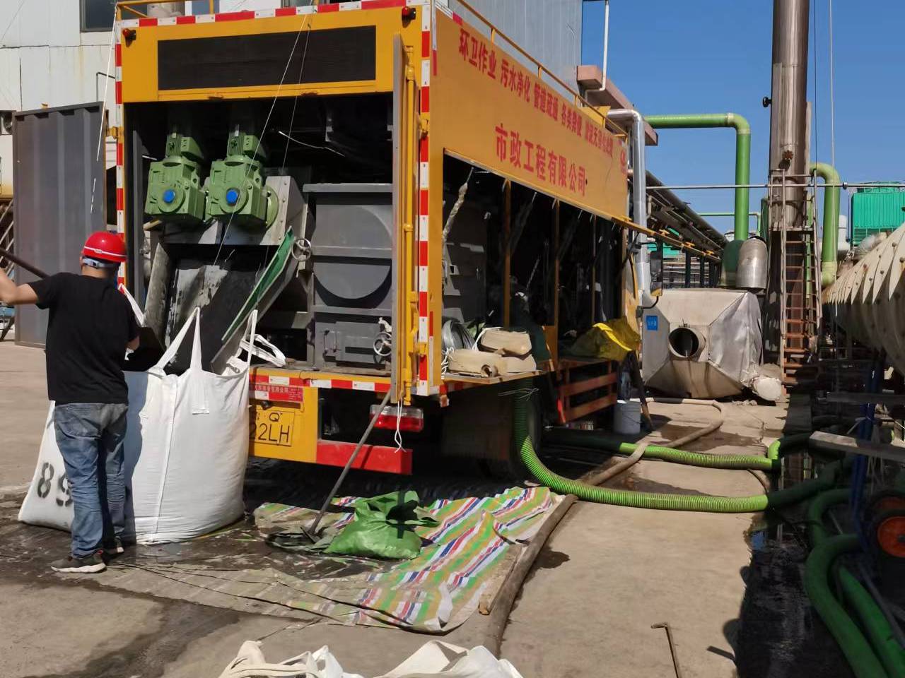 排湖风景区淤泥压干处理