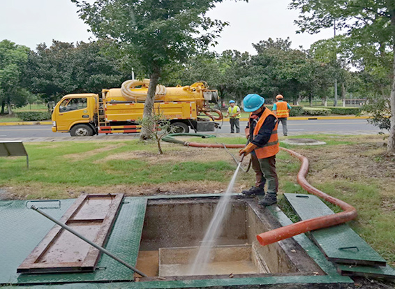 排湖风景区化油池清理