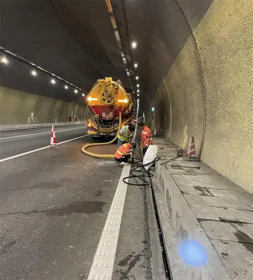 排湖风景区隧道排水渠清淤