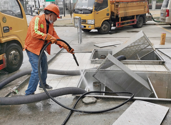 排湖风景区隔油池清理
